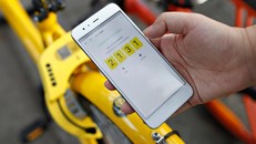 Người dân tải ứng dụng Mobike và định vị trạm xe gần nhất rồi quét mã code được cung cấp để mở khóa xe. Ảnh: Khương Nha.