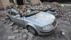 Các phương tiện bị phá hủy tại hiện trường đổ nát sau trận động đất ở thành phố Sisak, Croatia ngày 29/12/2020. (Nguồn: THX/TTXVN)