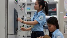 Nữ sinh viên học ngành Điện tại Trường Đại học Sư phạm Kỹ thuật TPHCM thực hành trên hệ thống. Ảnh: C.Chương