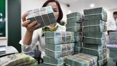 Các ngân hàng cho biết sẽ tiếp tục nới lỏng nhẹ tiêu chuẩn tín dụng với các nhóm khách hàng trong nửa đầu năm 2021 trên cơ sở triển vọng kinh tế vĩ mô khả quan. Ảnh: Hoàng Hà.