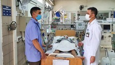 Bác sĩ Nguyễn Trung Nguyên thăm khám bệnh nhân ngộ độc rượu