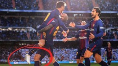Messi ăn mừng bàn thắng sau khi kiến tạo cho đồng đội dù một chân bị tuột giày. Ảnh: DM
