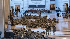 Vệ binh Quốc gia nằm ngủ la liệt trên sàn nhà ở Điện Capitol. Ảnh: AP.