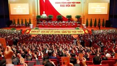 Các đại biểu biểu quyết thông qua Chương trình làm việc của Đại hội. (Ảnh: TTXVN)