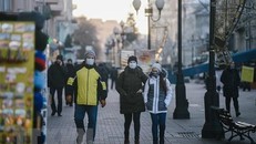 Người dân đeo khẩu trang phòng dịch COVID-19 tại Moskva, Nga ngày 7/12/2020. (Nguồn: THX/TTXVN)