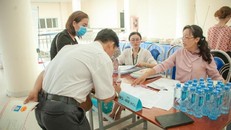 Phụ huynh tại Trường Tiểu học Hồng Hà, quận Bình Thạnh đóng học phí và các khoản thu khác cho con. Ảnh: P.Nga