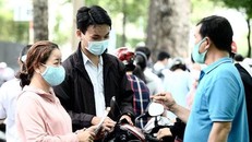 Đeo khẩu trang nơi công cộng để phòng chống COVID-19.