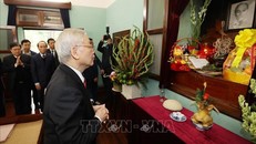 Tổng Bí thư, Chủ tịch nước Nguyễn Phú Trọng dâng hương tưởng niệm Chủ tịch Hồ Chí Minh. Ảnh: TTXVN