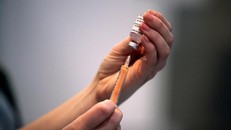 Đại học Oxford kiểm tra phản ứng với vaccine COVID-19 ở trẻ em