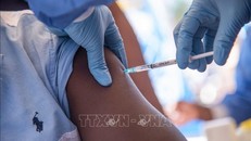 Tiêm vaccine ngừa bệnh do virus Ebola. Ảnh: AFP/TTXVN