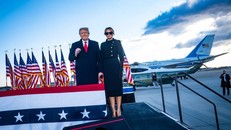 Ông Donald Trump và vợ, Melania Trump, ở sân bay Joint Base Andrews trong chuyến bay cuối cùng trên Air Force One hôm 20/1. Ảnh: New York Times.