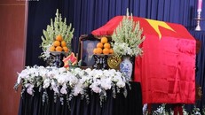 Tang lễ nguyên Phó Thủ tướng Trương Vĩnh Trọng được tổ chức theo nghi thức lễ tang cấp Nhà nước bắt đầu từ 8h sáng nay (21/2), tại Hội trường lớn UBND tỉnh Bến Tre.