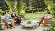 Vợ chồng Hoàng tử Harry trong buổi ghi hình cuộc phỏng vấn với Oprah Winfrey. Ảnh: CBS