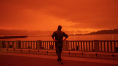 Một người đàn ông nhìn khói cháy rừng ở California làm mờ bầu trời vào tháng 9 năm 2020.