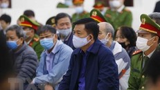 Bị cáo Đinh La Thăng cùng đồng phạm tại phiên xét xử. (Ảnh: Doãn Tấn/TTXVN)