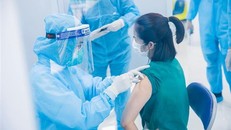 Cán bộ y tế tiêm vaccine COVID-10. (Ảnh minh hoạ: SKĐS)