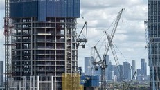 Một công trường xây dựng tại khu vực Tây Nam London, Anh. (Ảnh: AFP/TTXVN)