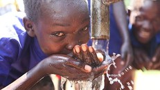 Tình trạng thiếu nước sạch đối với trẻ em