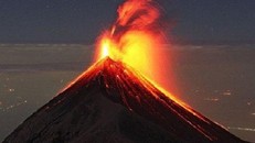 Núi lửa Fuego phun trào mạnh