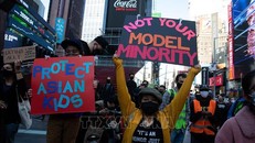 Người dân tham gia tuần hành biểu thị tình đoàn kết với người Mỹ gốc châu Á tại New York, Mỹ, ngày 20/3/2021. Ảnh: THX/TTXVN