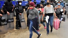 Cảnh sát Guatemala ngăn chặn người di cư trong hành trình tới Mỹ tại khu vực Cofradia, Honduras, ngày 15/1/2021. Ảnh: THX/TTXVN