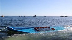 Chiếc thuyền chở người di cư bị đắm ở ngoài khơi Tunisia được kéo vào gần thị trấn Amra của nước này. (Ảnh tư liệu: AFP/TTXVN)