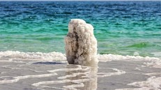 Tại sao nước biển có vị mặn?