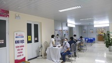 Tiêm vaccine phòng COVID-19 cho cán bộ, nhân viên y tế tại Bệnh viện E Trung ương. Ảnh: Mai Thanh