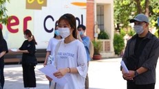 Thí sinh làm thủ tục dự thi vào THPT Chuyên Ngoại ngữ. Ảnh: website nhà trường. 