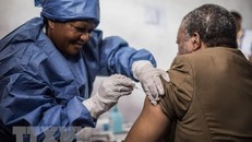 Nhân viên y tế tiêm vaccine phòng Ebola cho người dân tại Guinea. (Ảnh: AFP/TTXVN)
