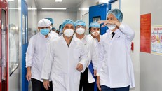 Thủ tướng thăm Công ty cổ phần công nghệ sinh học dược Nanogen-đơn vị nghiên cứu, sản xuất vaccine phòng COVID-19 Nanocovax tại khu công nghệ cao TPHCM. Ảnh: VGP/Nhật Bắc