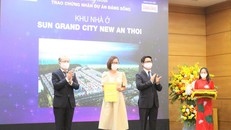 Bà Nguyễn Ngọc Thúy Linh – Phó Tổng Giám đốc thường trực Sun Property nhận các giải thưởng của chương trình “Dự án đáng sống 2021” 