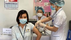 Tiêm chủng vắc xin phòng COVID-19 cho công nhân tại khu công nghiệp ở Bắc Giang