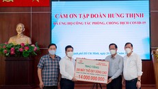 Ông Nguyễn Đình Trung – Chủ tịch Tập đoàn Hưng Thịnh (thứ 2 từ trái sang) trao tặng 200 máy thở oxy dòng cao trị giá 14 tỷ đồng cho ông Phan Văn Mãi - Ủy viên Trung ương Đảng, Phó Bí thư Thường trực Thành ủy TP.HCM (thứ 2 từ phải sang) 