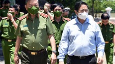 Thủ tướng Phạm Minh Chính và Bộ trưởng Bộ Công an Tô Lâm kiểm tra cơ sở vật chất tại trụ sở Viện Khoa học hình sự, Bộ Công an - Ảnh: VGP/Nhật Bắc