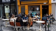 Doanh số bán lẻ của Anh giảm lần đầu tiên kể từ khi mở cửa trở lại