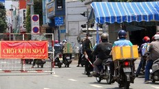 Chốt kiểm tra phương tiện giao thông trên đường Cộng Hòa (quận Tân Bình). (Ảnh: Thanh Vũ/TTXVN)