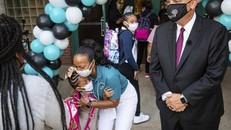 Mỹ: Nhiều phụ huynh ủng hộ việc học sinh đeo khẩu trang khi tới trường