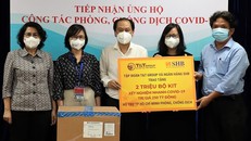 Đại diện Tập đoàn T&T Group và Ngân hàng SHB trao tặng 2 triệu kit xét nghiệm nhanh COVID-19 cho lãnh đạo Ủy ban MTTQ Việt Nam TPHCM và Sở Y tế TPHCM.