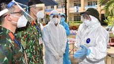 Thủ tướng Phạm Minh Chính (ngoài cùng bên phải) kiểm tra một trạm y tế lưu động tại TP Hồ Chí Minh, ngày 26/8 - Ảnh: VGP/Nhật Bắc