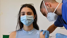 Tiêm đủ liều vaccine ngừa COVID-19 giúp giảm nguy cơ tử vong tại Italy