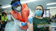 Mỹ cho phép tiêm kết hợp liều tăng cường vaccine phòng COVID-19