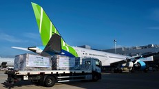 Bamboo Airways vận chuyển miễn phí gần 6 tấn hàng hóa y tế cứu trợ thẳng từ Pháp về Việt Nam