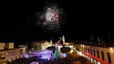 Người dân Bethlehem thắp sáng cây thông Noel khổng lồ
