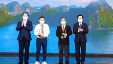 Phó Thủ tướng Thường trực Phạm Bình Minh và Trưởng Ban Tuyên giáo Trung ương Nguyễn Trọng Nghĩa trao giải nhất cho 2 tác giả.. Ảnh: VGP/Hải Minh