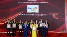 Bà Nguyễn Thị Nga - Đại diện Ban Điều hành PVcomBank nhận giải thưởng từ Ban Tổ chức.