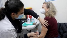 Israel: Liều vaccine COVID-19 thứ 4 không đủ ngăn ngừa biến thể Omicron