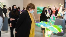 GS Katalin Kariko – Chủ nhân giải thưởng VinFuture bên cạnh tác phẩm của nghệ sĩ Đỗ Hiệp