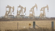 Giá dầu thế giới giảm xuống dưới ngưỡng 100 USD/thùng lần đầu tiên trong 3 tuần