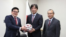Trao tặng Thủ tướng Nhật Bản quả bóng có chữ ký của các tuyển thủ Việt Nam